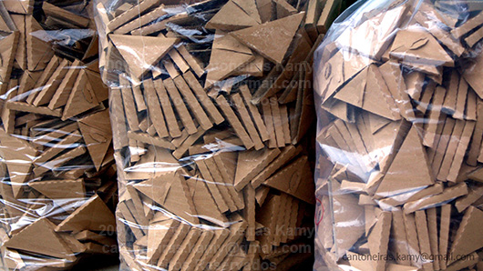 Cantoneiras para vidro embaladas em sacos plásticos